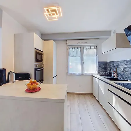 아파트 Confort- Piscine Et By Interhome