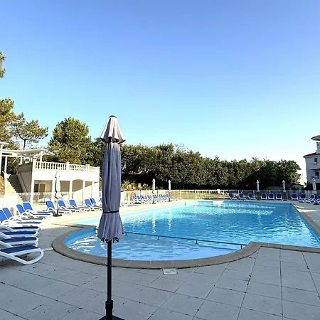 아파트 Confort- Piscine Et By Interhome